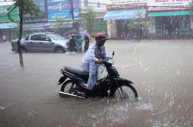 Quảng Nam: Mưa ngập thành phố khiến người đàn ông bị nước cuốn trôi
