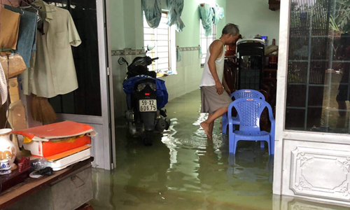 Sài Gòn: Ngập trong biển nước, ác mộng nhà vệ sinh trong đêm