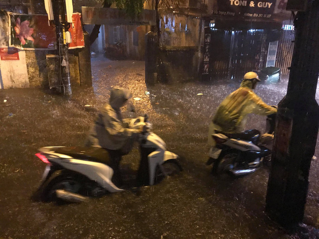 Mưa lớn, đường Hà Nội kẹt cứng đến tận... nửa đêm