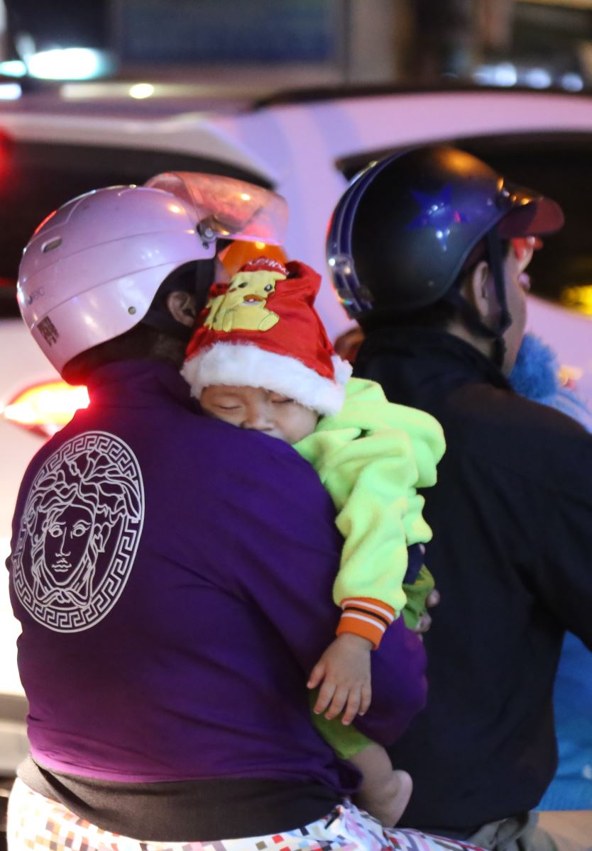 TP HCM: Kẹt xe 'không lối thoát', trẻ em ngủ gật, người lớn ngã nhào
