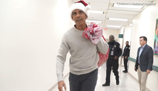 'Ông già Noel' Barack Obama phát quà cho bệnh nhi nhân dịp Giáng sinh