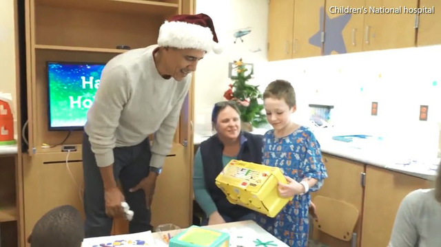 'Ông già Noel' Barack Obama phát quà cho bệnh nhi nhân dịp Giáng sinh