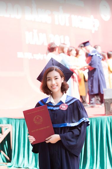 Hoa hậu Đỗ Mỹ Linh rạng rỡ đi nhận bằng tốt nghiệp Đại học