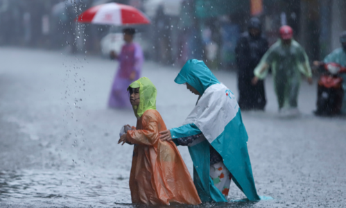 Lượng mưa vượt kỷ lục, Đà Nẵng ngập chìm trong biển nước