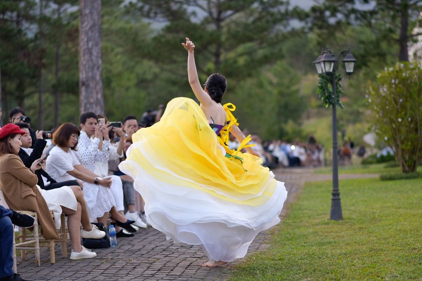 Nam Em xuất hiện mũm mĩm với vòng eo bánh mỳ cùng chị song sinh