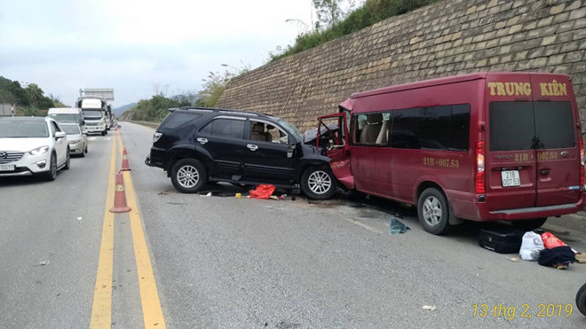 Xe khách đâm xe 7 chỗ trên cao tốc Nội Bài -Lào Cai, 9 người bị thương