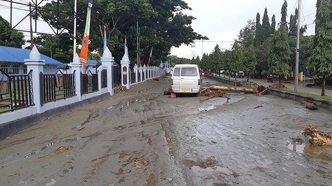 Thảm cảnh sau khi cơn lũ quét đi qua tại Indonesia