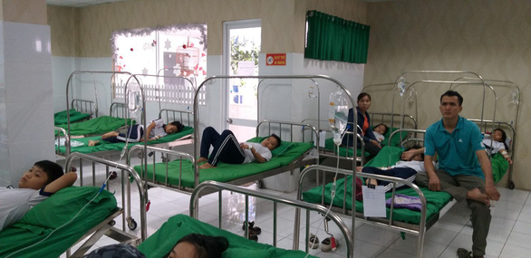 Bình Dương: Hàng chục học sinh tiểu học nhập viện sau buổi liên hoan