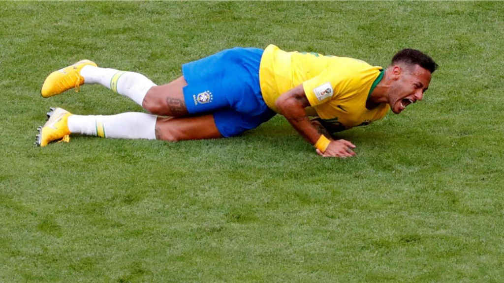 Ăn vạ quá nhiều, Neymar trở thành nỗi hổ thẹn của bóng đá