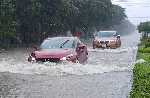 Mưa lớn, đường ngập sâu nửa mét thành phố Vinh 'thất thủ' 