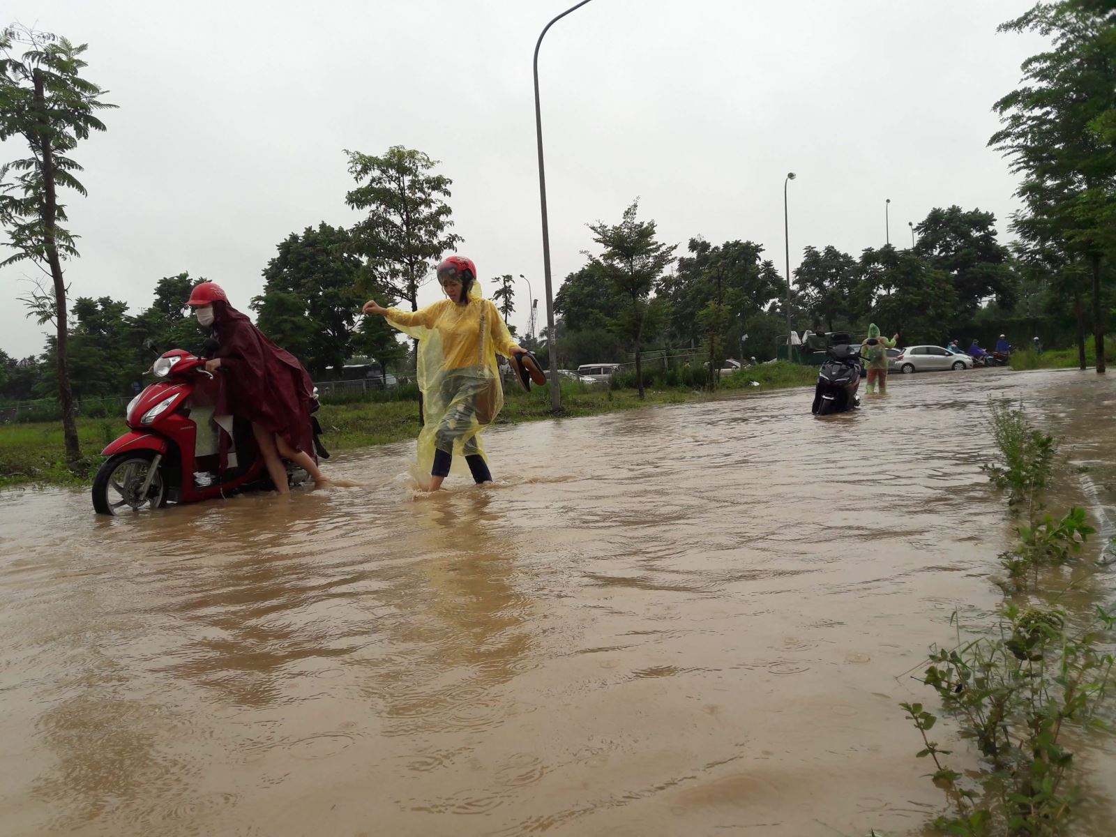 Hà Nội: Phố ngập như sông, ô tô chết máy 'xếp hàng' chờ cứu hộ 
