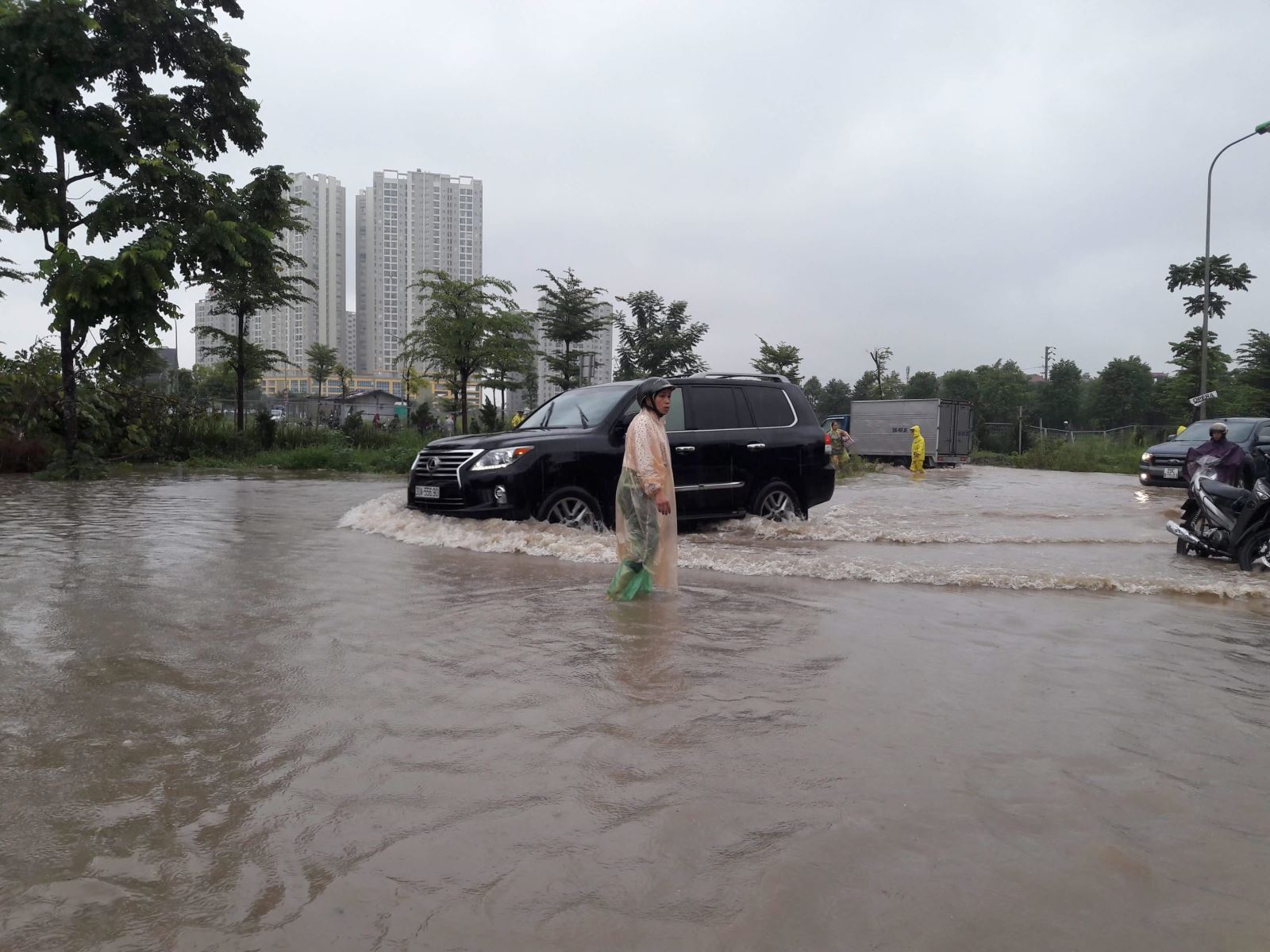 Hà Nội: Phố ngập như sông, ô tô chết máy 'xếp hàng' chờ cứu hộ 