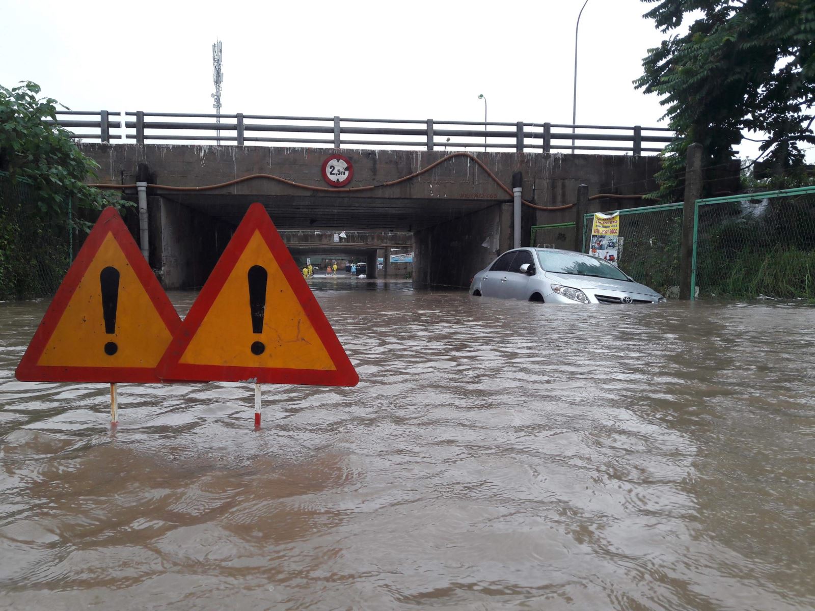 Hà Nội: Phố ngập như sông, ô tô chết máy 'xếp hàng' chờ cứu hộ 