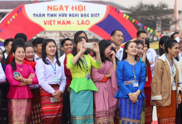 'Thắm tình hữu nghị đặc biệt Việt Nam - Lào'