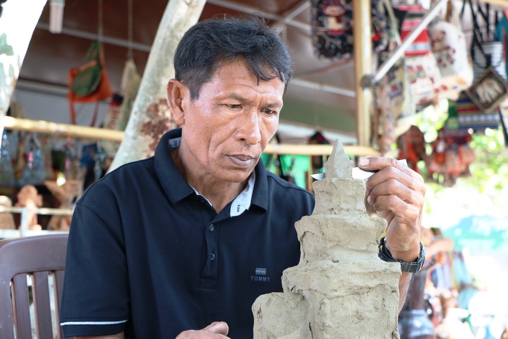 Độc đáo kỹ thuật 'làm bằng tay, xoay bằng mông' tại làng gốm cổ