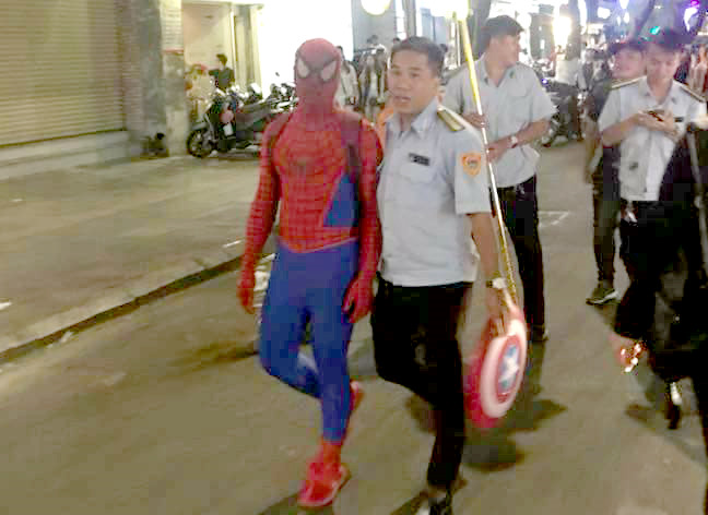 Thanh niên cosplay ‘người nhện’ bán kẹo bị phạt hành chính