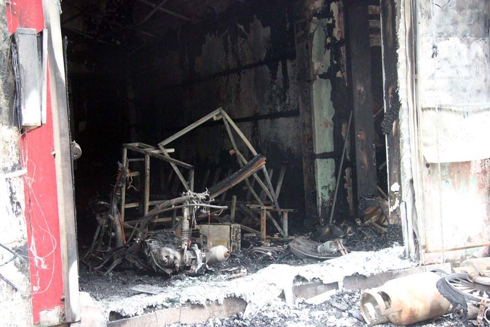 Ngôi nhà 4 tầng bốc cháy kèm tiếng nổ lớn, 2 người bị bỏng nặng