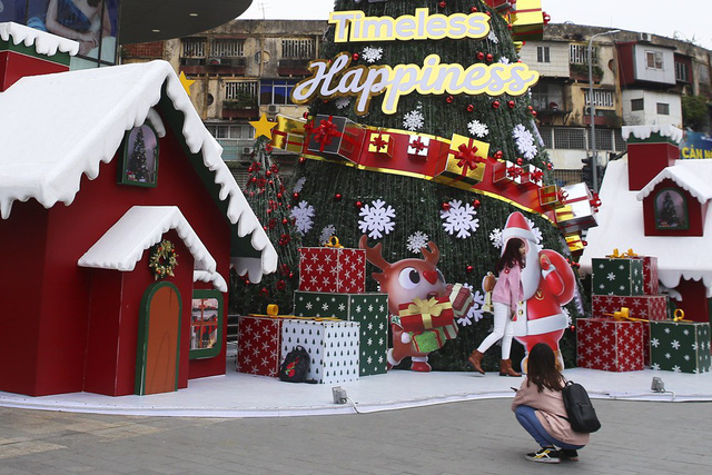 Không khí mùa Noel rạo rực  trên đường phố Hà Nội