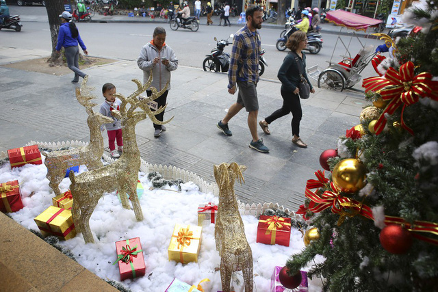 Không khí mùa Noel rạo rực  trên đường phố Hà Nội