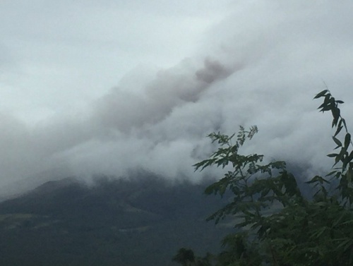 Người dân Philippines sơ tán vì núi lửa phun tro bụi cao 2.500 m