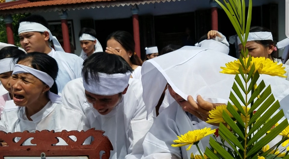 Vụ tai nạn 13 người chết: Nước mắt tuôn rơi ngày đại tang ở Lương Điền