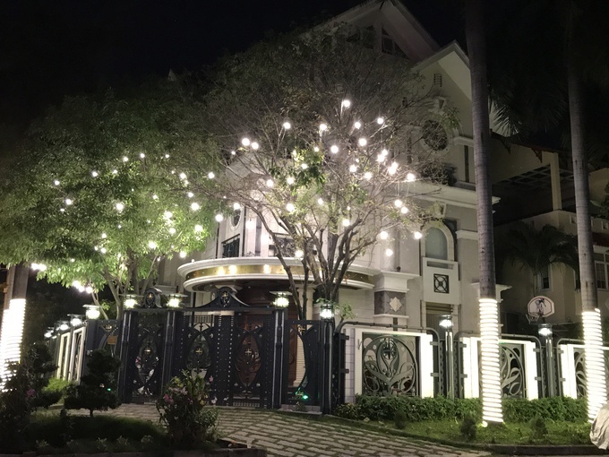 Những biệt thự Sài Gòn rực rỡ như cung điện mùa Giáng sinh