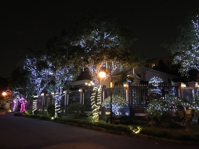 Những biệt thự Sài Gòn rực rỡ như cung điện mùa Giáng sinh