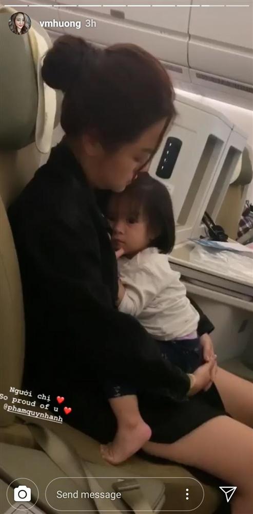 Hình ảnh Phạm Quỳnh Anh ôm con gái trên máy bay gây xúc động mạnh