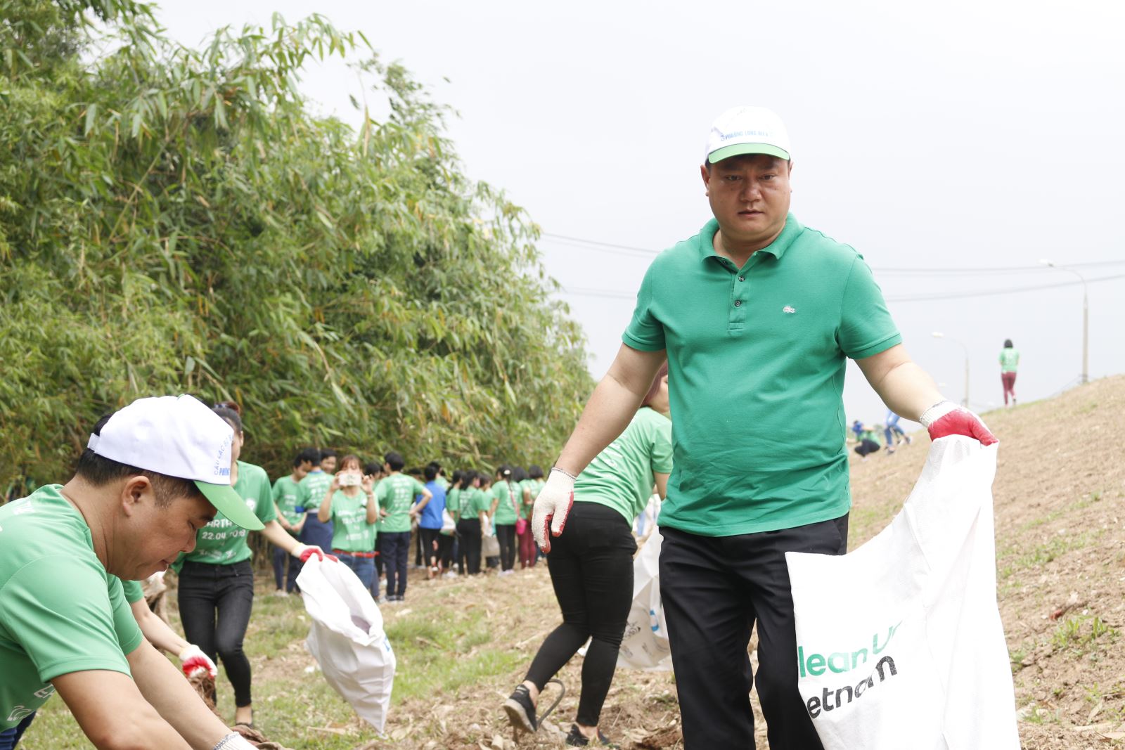 Phường Long Biên ra quân hưởng ứng sự kiện Ngày trái đất