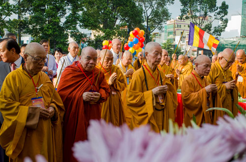 Hàng ngàn người mừng đại lễ Phật đản 2018