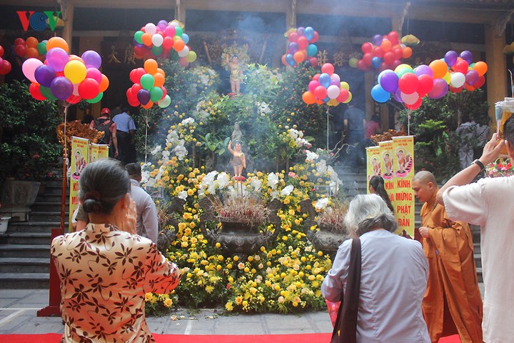 Hàng ngàn người mừng đại lễ Phật đản 2018