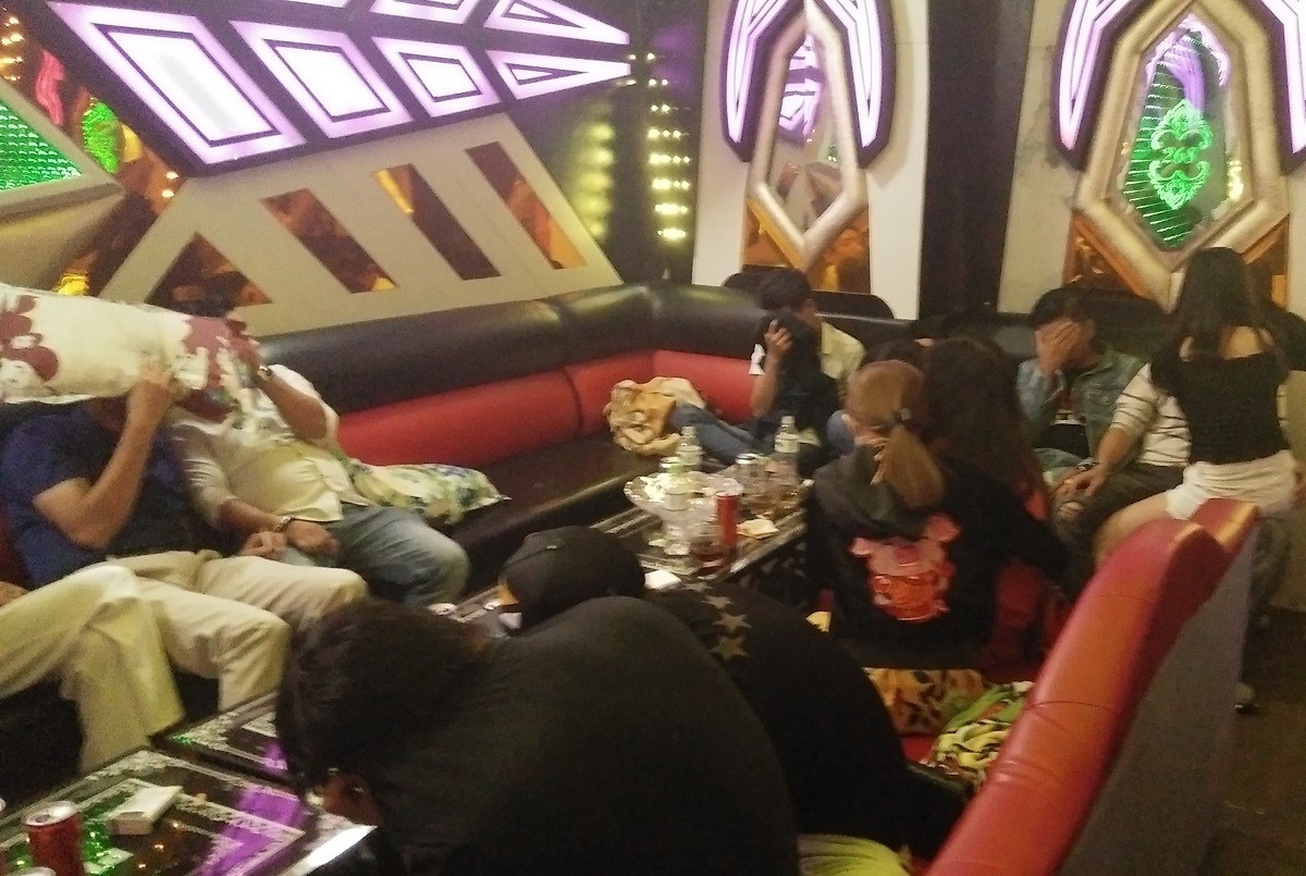 Phát hiện hàng chục thanh niên nam nữ đang 'phê' ma túy ở quán karaoke