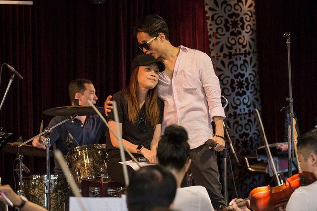 Mỹ Tâm lên tiếng về bức ảnh ôm hôn Hà Anh Tuấn trong hậu trường
