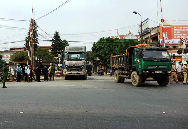 Cụ ông 83 tuổi bị ôtô cán tử vong, khi đang đạp xe qua đường sắt