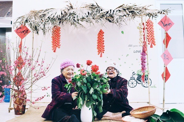 Bộ ảnh đáng yêu về 'hội chị em' U90 đi picnic trong viện dưỡng lão