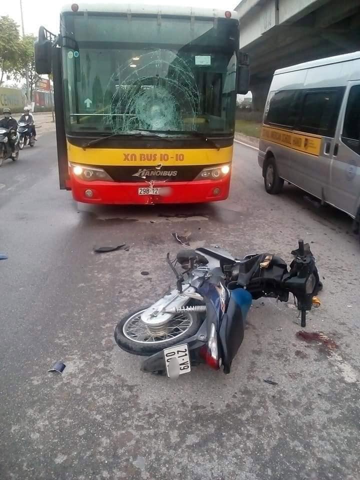 Xe máy 'đấu đầu' xe buýt, nam thanh niên thiệt mạng ở Hà Nội