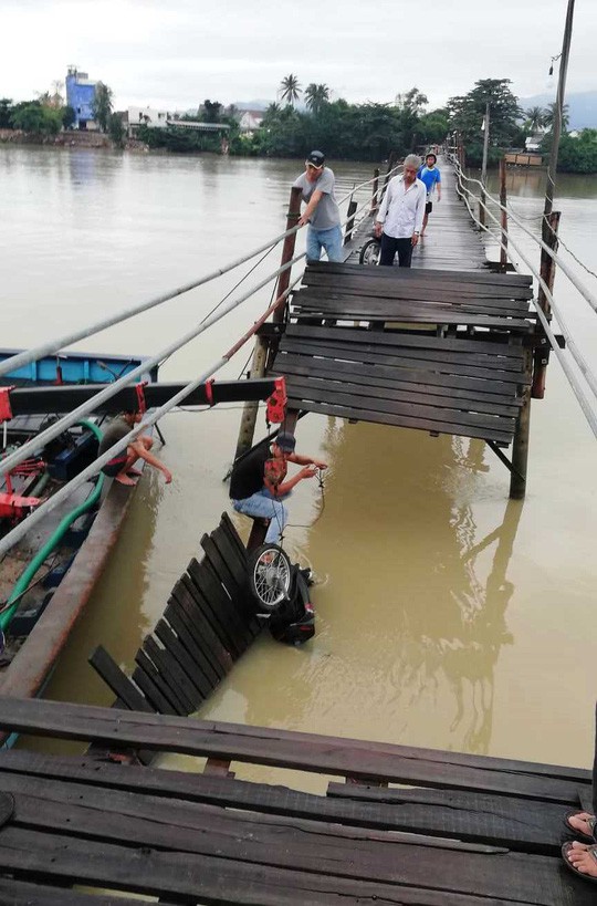 Nha Trang: Sập cầu gỗ, bốn người rơi xuống sông Cái 