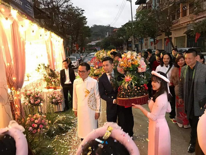 Lễ rước dâu diễn ra tại quê bà xã kém 19 tuổi của NSND Trung Hiếu