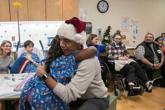 'Ông già Noel' Barack Obama phát quà cho bệnh nhi nhân dịp Giáng sinh