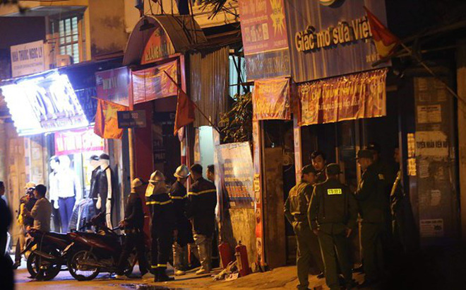 Hà Nội: Nam thanh niên nghi 'ngáo đá' ôm xăng cố thủ trong nhà