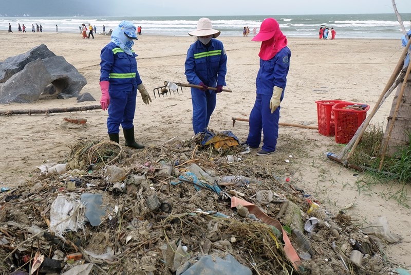 Đà Nẵng: Hơn 3 km bờ biển sạt lở nặng sau mưa, rác ngập bãi biển  