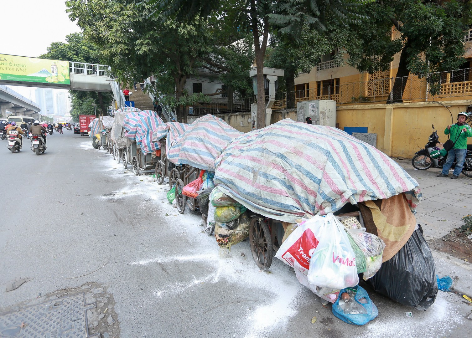 Nguyên nhân rác thải ùn tắc không được vận chuyển ở nội đô Hà Nội?