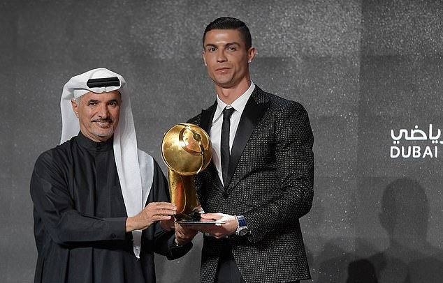 Ronaldo lần thứ 5 giành giải thưởng cầu thủ xuất sắc nhất năm