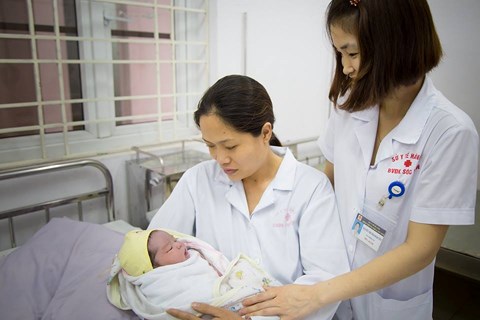 Hà Nội: Đỡ đẻ thành công trẻ sơ sinh nặng 5,2 kg