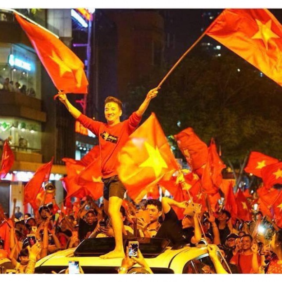 Muôn kiểu sao Việt ăn mừng chiến thắng của U23 Việt Nam