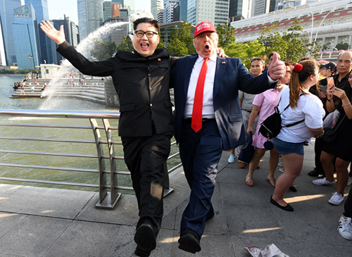Bản sao Trump - Kim xuất hiện gây náo loạn tại Singapore