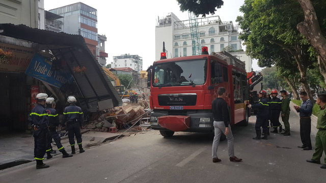 Sập tường nhà gần hồ Hoàn Kiếm, người  dân hoảng loạn 