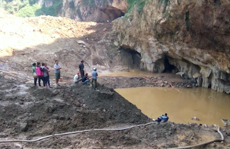Sập mỏ khai thác vàng, 2 công nhân bị mắc kẹt