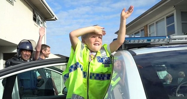 Gọi cảnh sát đến chúc mừng sinh nhật, cậu bé 5 tuổi nhận bất ngờ