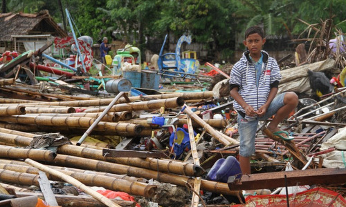 Sóng thần Indonesia, số người chết tăng lên gần 400